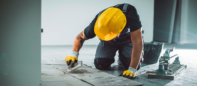 installing flooring tiles